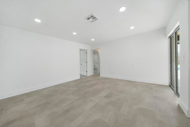 Building Photo - 11758 Banyan St