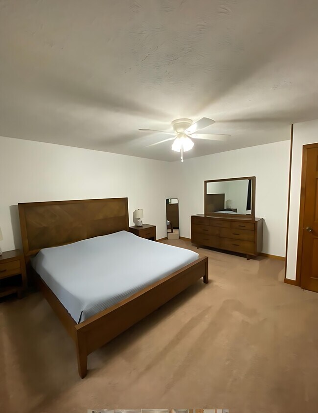 Building Photo - 8624 Valley Dr