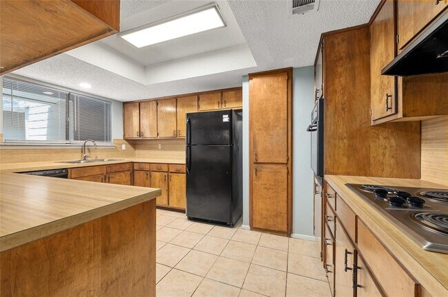 Building Photo - 8506 Mesa Dr