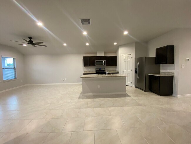 Building Photo - NEWER 4 BDRM HOME IN FLOUR BLUFF ISD!