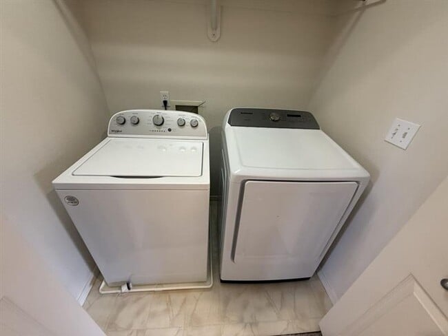 Building Photo - 1176 SE Tamora Ave