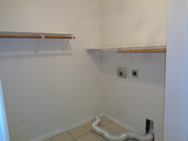 Building Photo - 408 Lindy Ln
