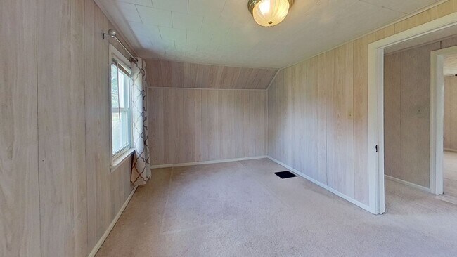 Building Photo - 129 Loucks St