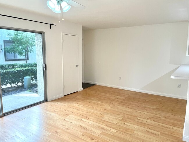 Building Photo - Beautiful 1 Bed/1 Bath Condo Apartment with Private Patio, Hardwood Flooring, Pool, and AC