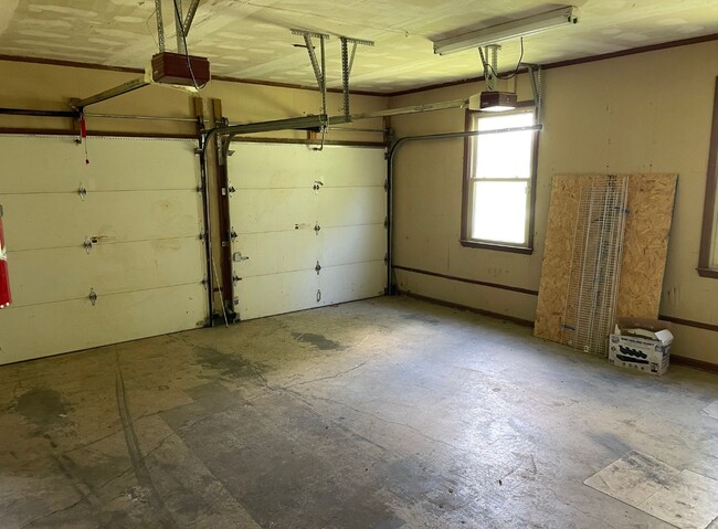 Building Photo - 5845 Franklin Rd