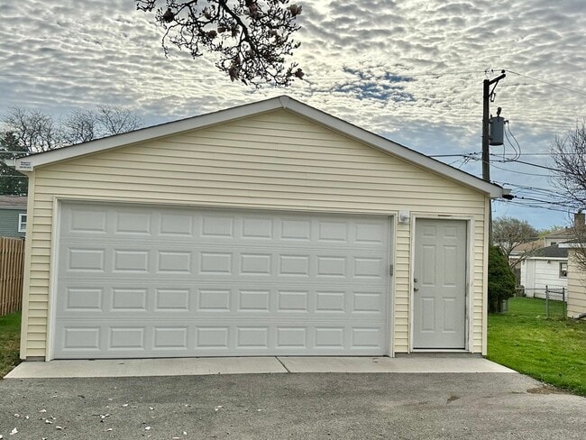 Building Photo - 1243 S Mitchell Ave