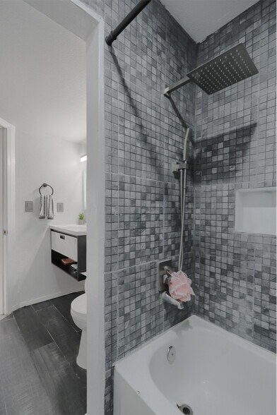 Building Photo - 9307 Chantilly Dr