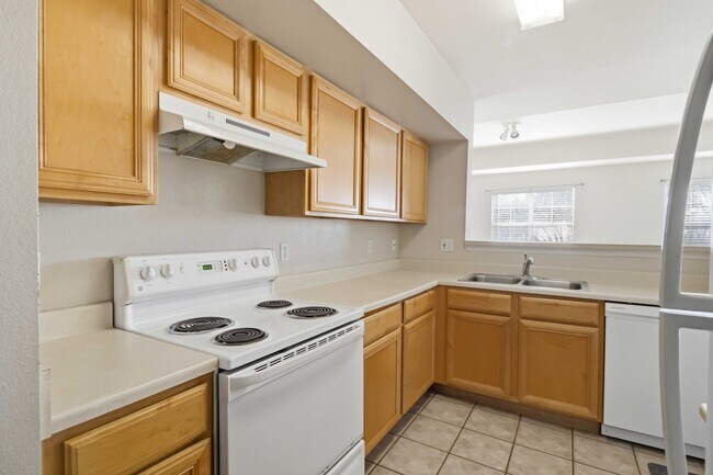 Building Photo - Spacious 2/2 unit available now for annual lease