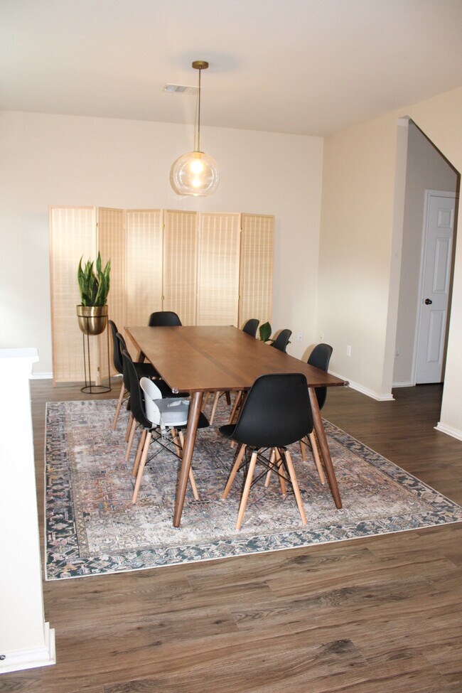 hallway closet, door to bathroom, door to garage - 1607 Kemah Dr