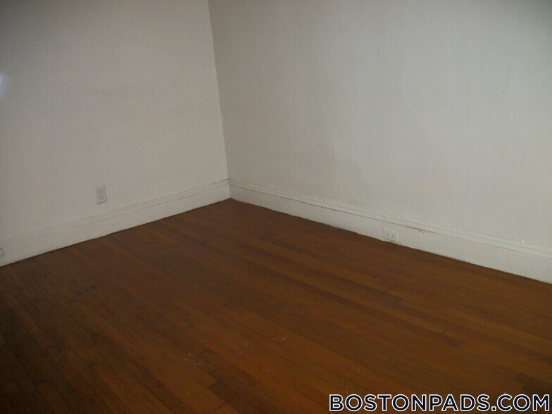 Building Photo - 231 Park Dr