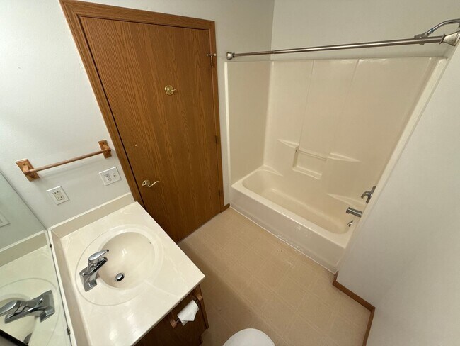 Building Photo - Large 2 Bedroom, 2 Bath apartment with 2 car garage