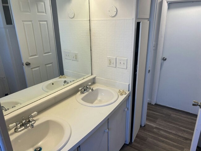 Building Photo - 5 Tavares Rd