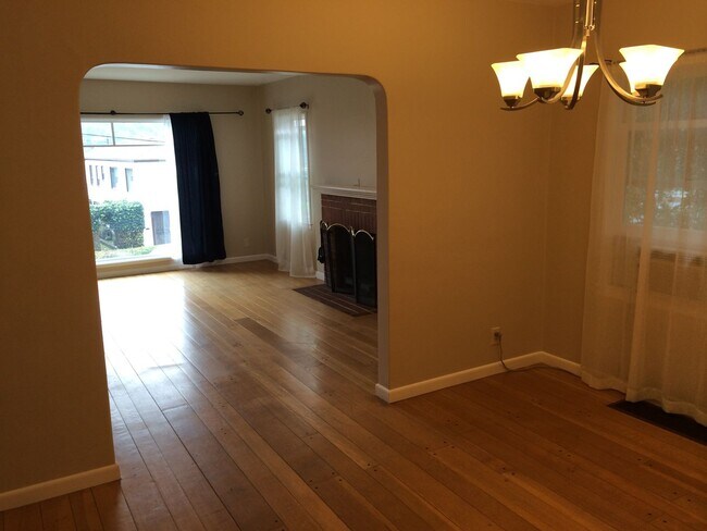 Building Photo - Charming 3 Bedroom 2 Bath Martinez Home w/...