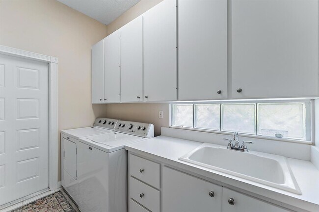 Building Photo - 8485 SE Palm Hammock Ln