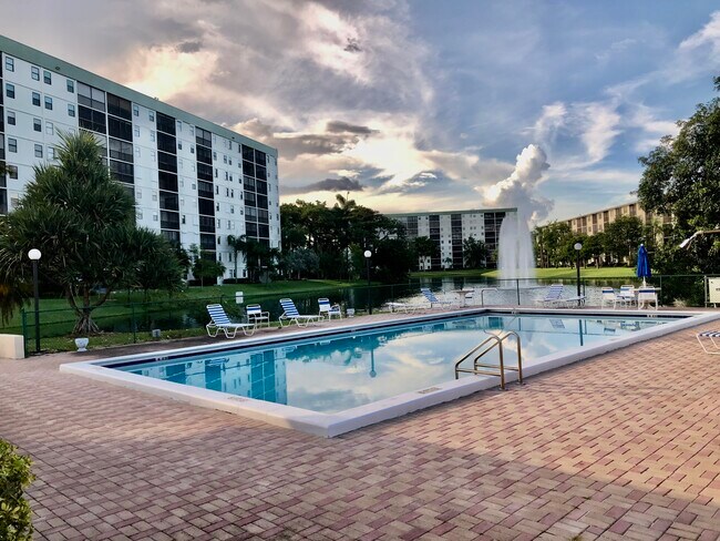 Building Photo - 2311 S Cypress Bend Dr