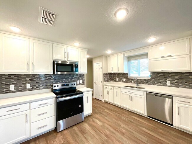 Building Photo - Modern Home With Covered Patio & Fenced Yard!