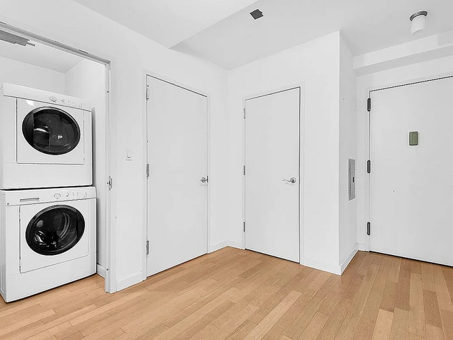 Building Photo - 91-16 Shore Front Pkwy