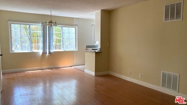 Building Photo - 443 S Wilton Pl