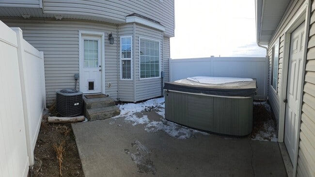 Building Photo - 3 bedroom Parkside Townhome!