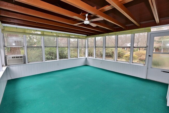 Building Photo - Waterfront Ranch Home - Excellent School Z...