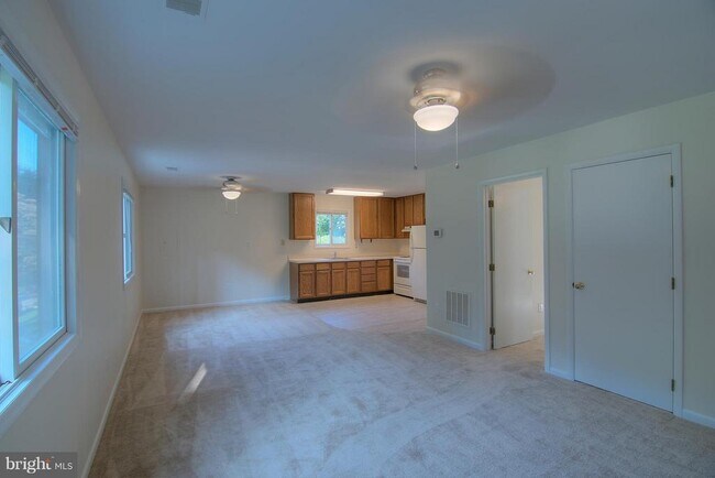 Building Photo - 5105 Shore Dr