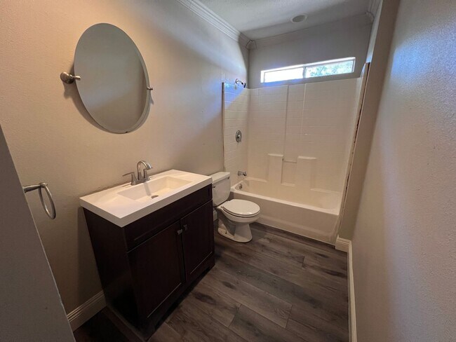 Building Photo - $2,250 Fowler & Shields, 3 Bedrooms - E Fe...