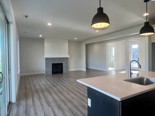 Building Photo - West Vinyard Estates 3 br plus den 4 car