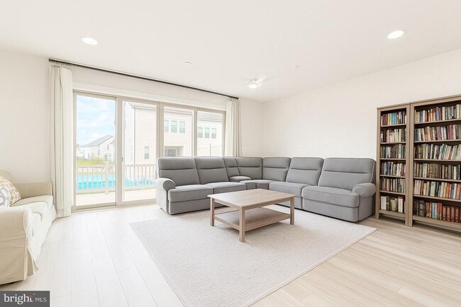 Building Photo - 8642 Satinwood Dr