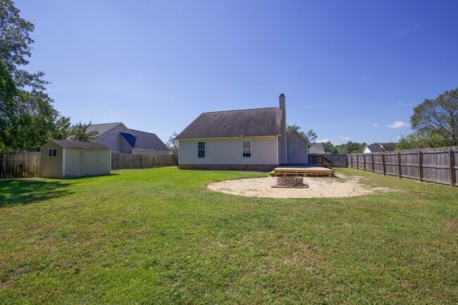 Building Photo - Adorable 3 bedroom 2 bath + Bonus in Raeford