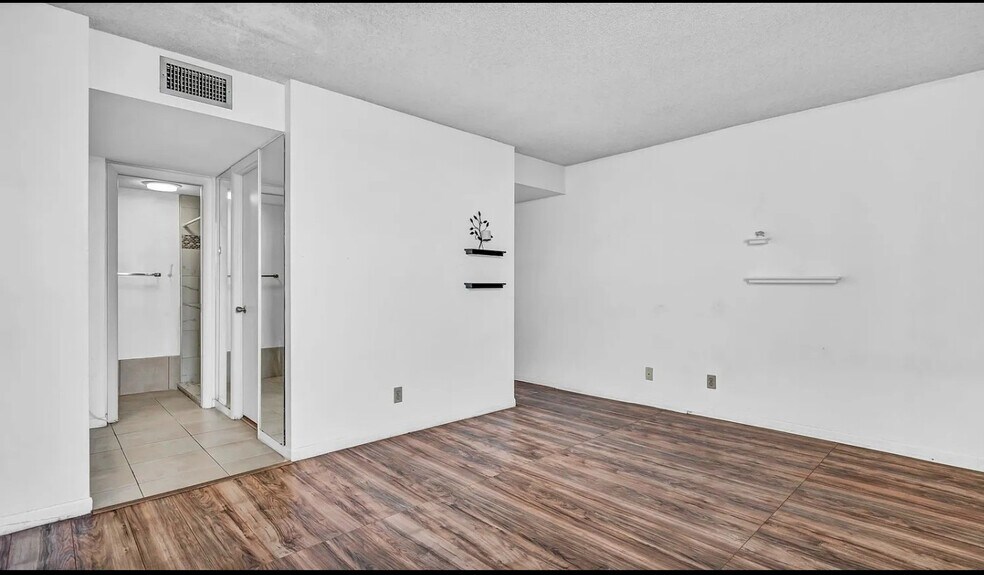 Building Photo - 2618 Cove Cay Dr