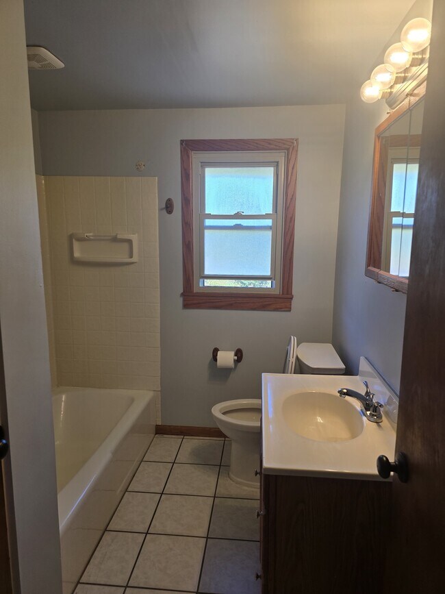 Building Photo - 68 Lilmont Dr