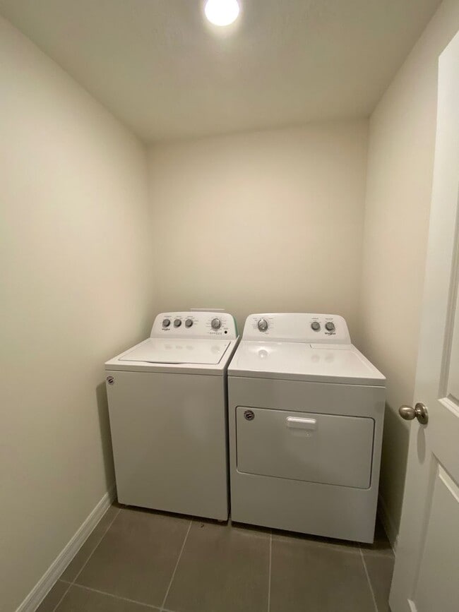 Building Photo - Desirable Lake Diamond Subdivision 3/2/2 **Won't Last**