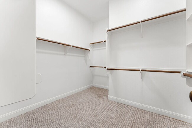 Building Photo - Elevated Executive Living in Lake Forest