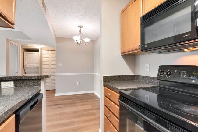 Building Photo - 2/2 condo in the heart of Brandon