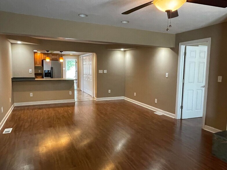Family Room 1 - 3309 Godfrey St