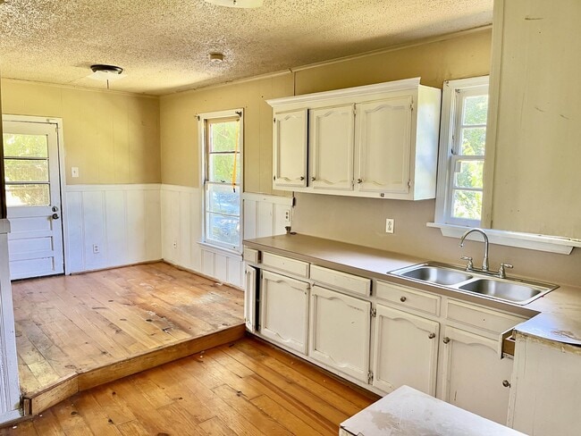 Primary Photo - 5967 Byron Ave