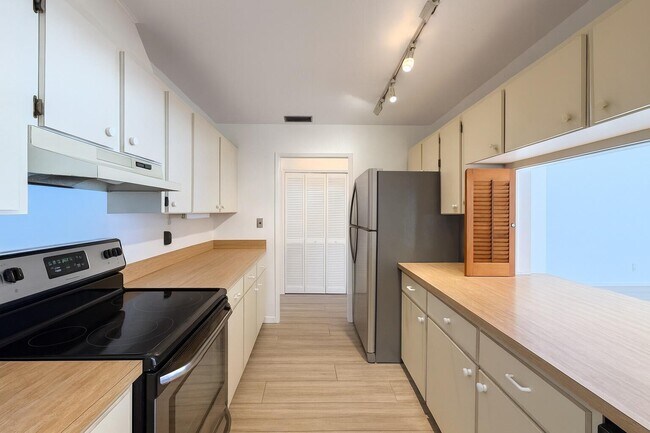 Building Photo - 125 S Palmway
