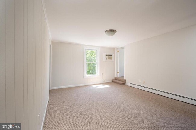 Building Photo - 207 E Nelson Ave