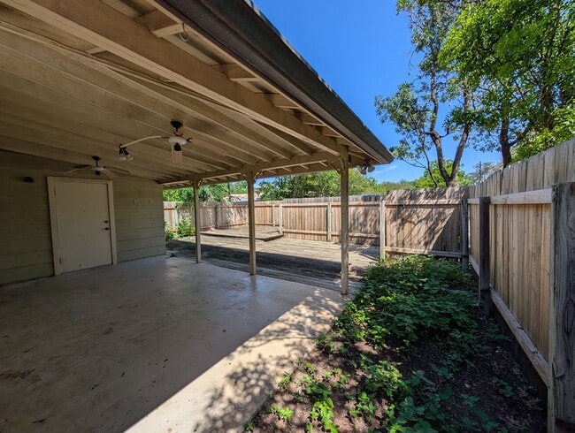 Building Photo - Walk to the Comal River, Schlitterbahn, & Downtown NB /1/1 Duplex with Courtyard! Includes Fridge...