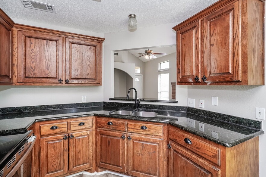 Building Photo - 6721 Rhea Ridge Dr