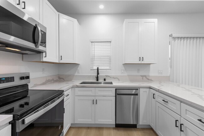 Building Photo - Fire pit!