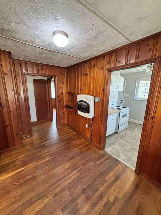 Building Photo - Quiet Country Feel — Minutes From Downtown Knoxville 2bd/1bth