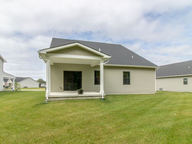 Building Photo - 12 MONTH RENTAL - 3 BED 2.5 BATH SINGLE FA...