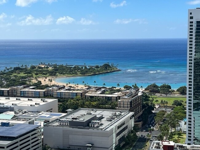 Building Photo - Captivating Panoramic Views from the 42nd ...