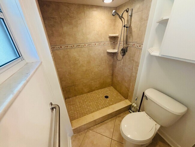 Building Photo - Forest of Golden Hills 3/2/2 ***Hidden Gem***