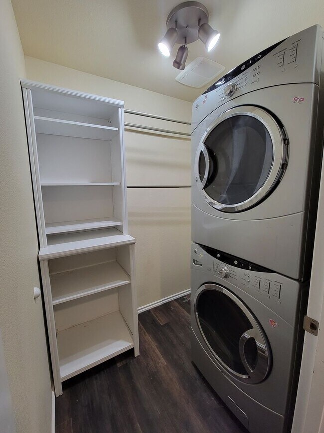 Building Photo - Spacious and Beautiful 4 bedroom in conven...