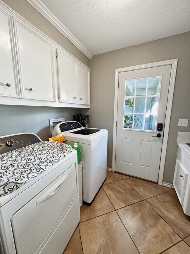 Building Photo - 3934 Cypress Lake Dr