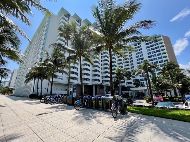 Building Photo - 2899 Collins Ave