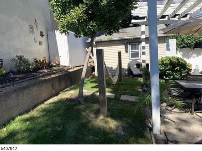 Building Photo - 15 Hackensack St