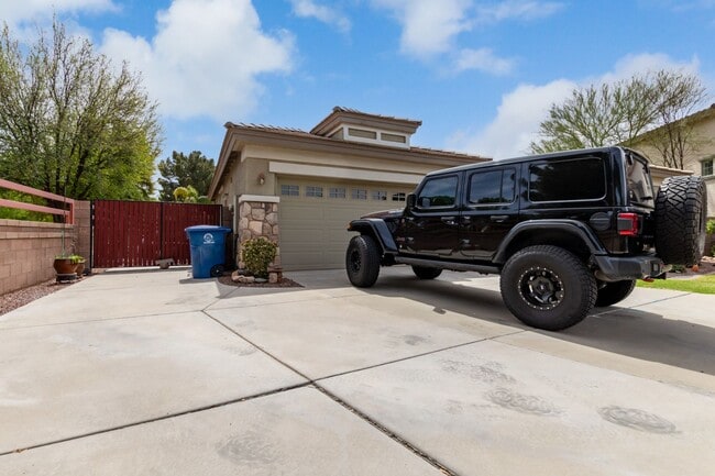 Building Photo - Lovely home in cul-de-sac lot with fenced pool!